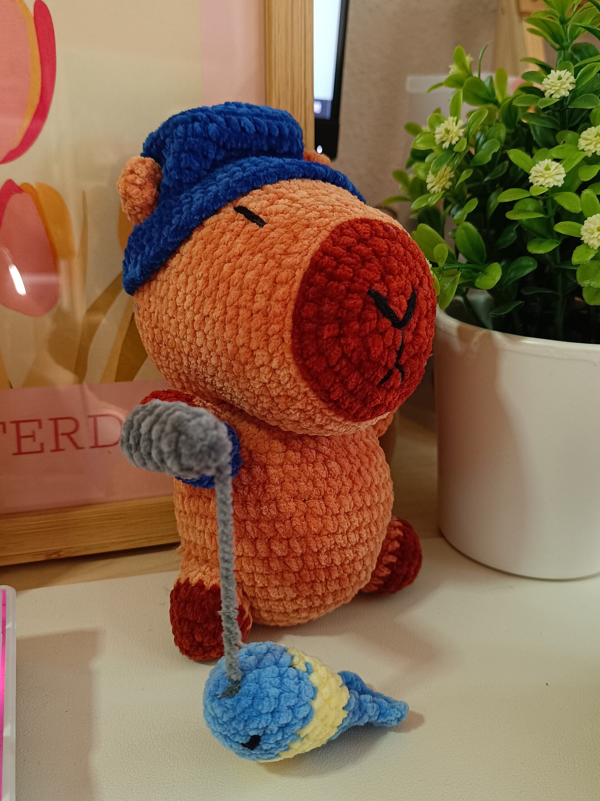 Peluche de crochet Capibara pescadora - 2